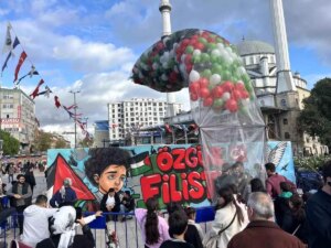 bagcilarda gazzedeki kiz cocuklari icin balonlar ucuruldu tvuIrzX4.jpg